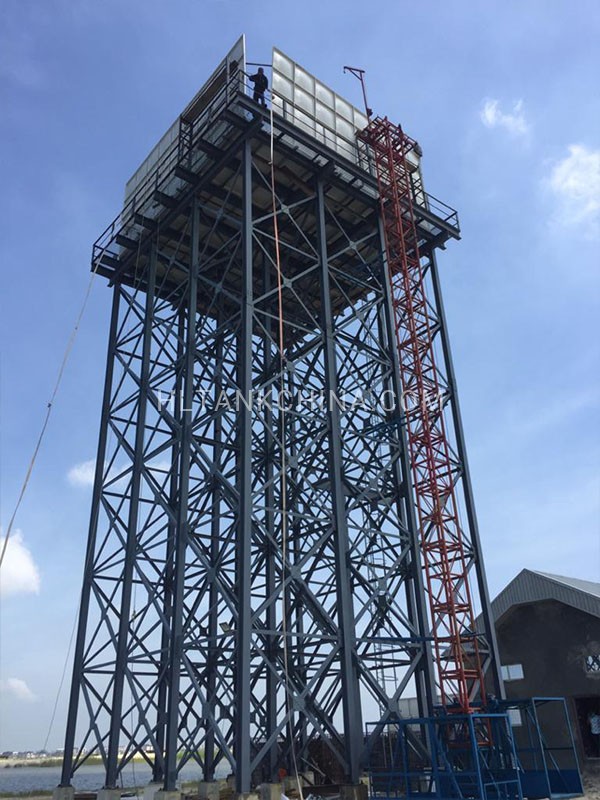 Watertank met GRP-panelen boven het hoofd in Nigeria Watertank met GRP-panelen boven het hoofd in Nigeria